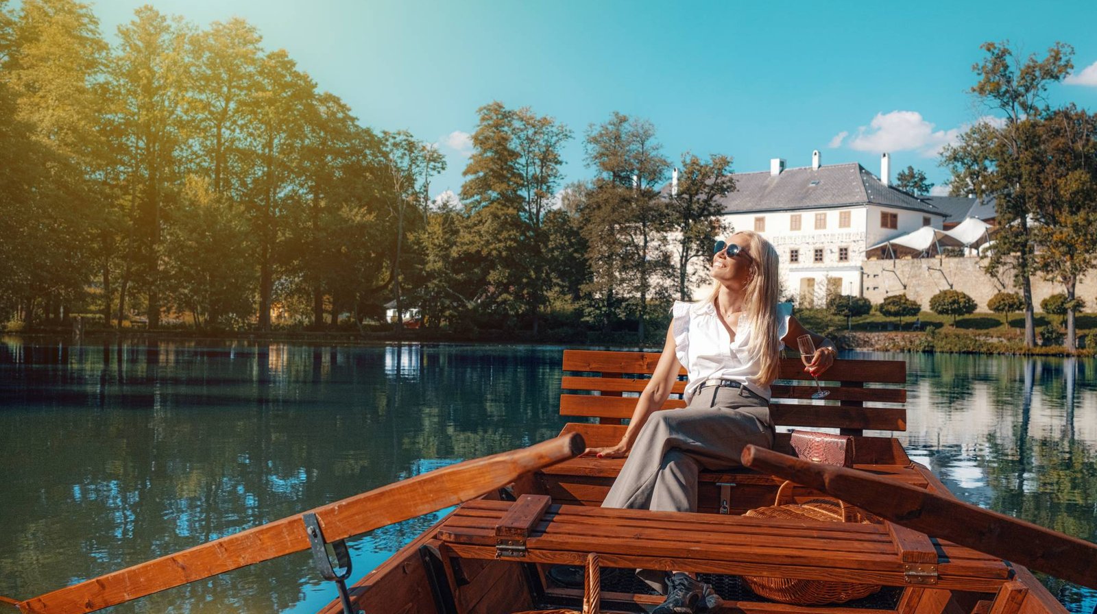 Žena na pramici na rybníku u Chateau Orlice