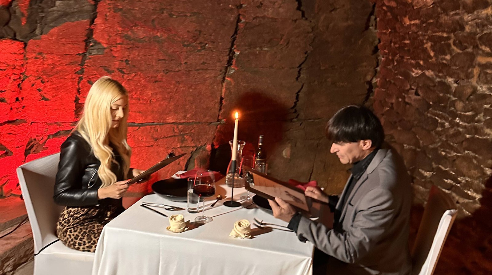 Partneré na večeři ve sklepení