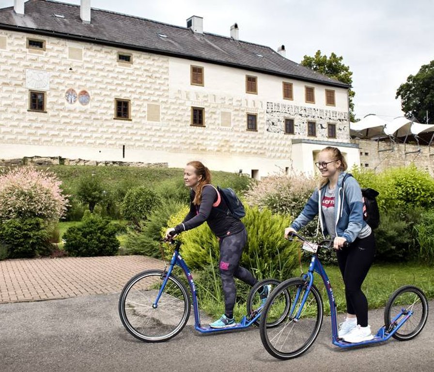 Hosté hotelu na koloběžkách