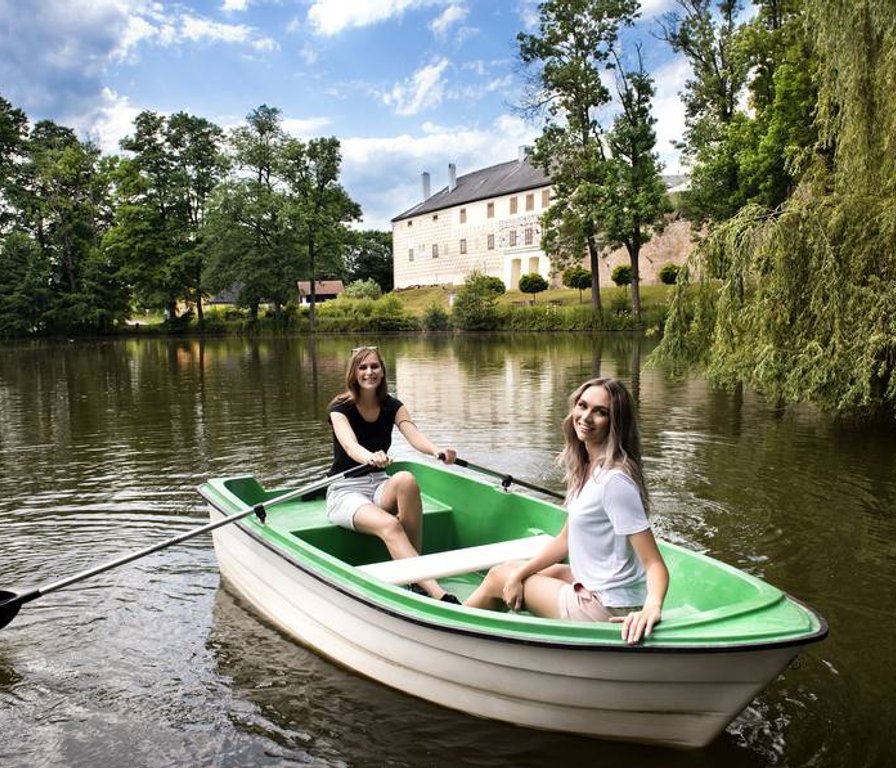 Loďky na jezeře u Chateau Orlice