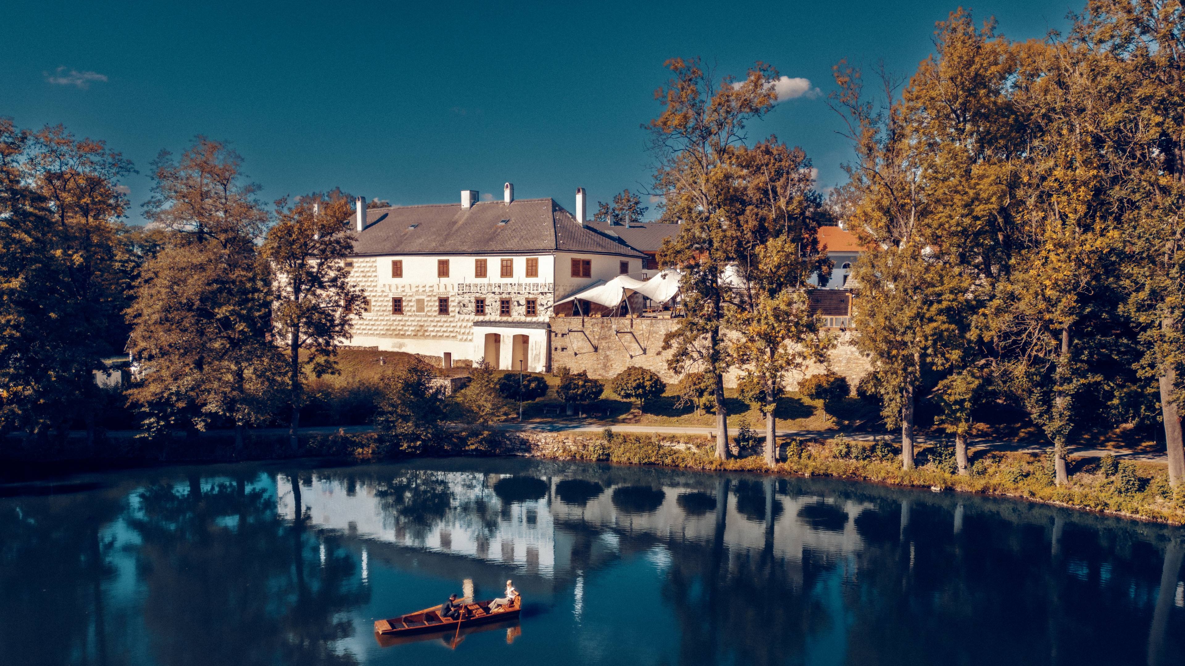 Rybník u Chateau Orlice z ptačí perspektivy