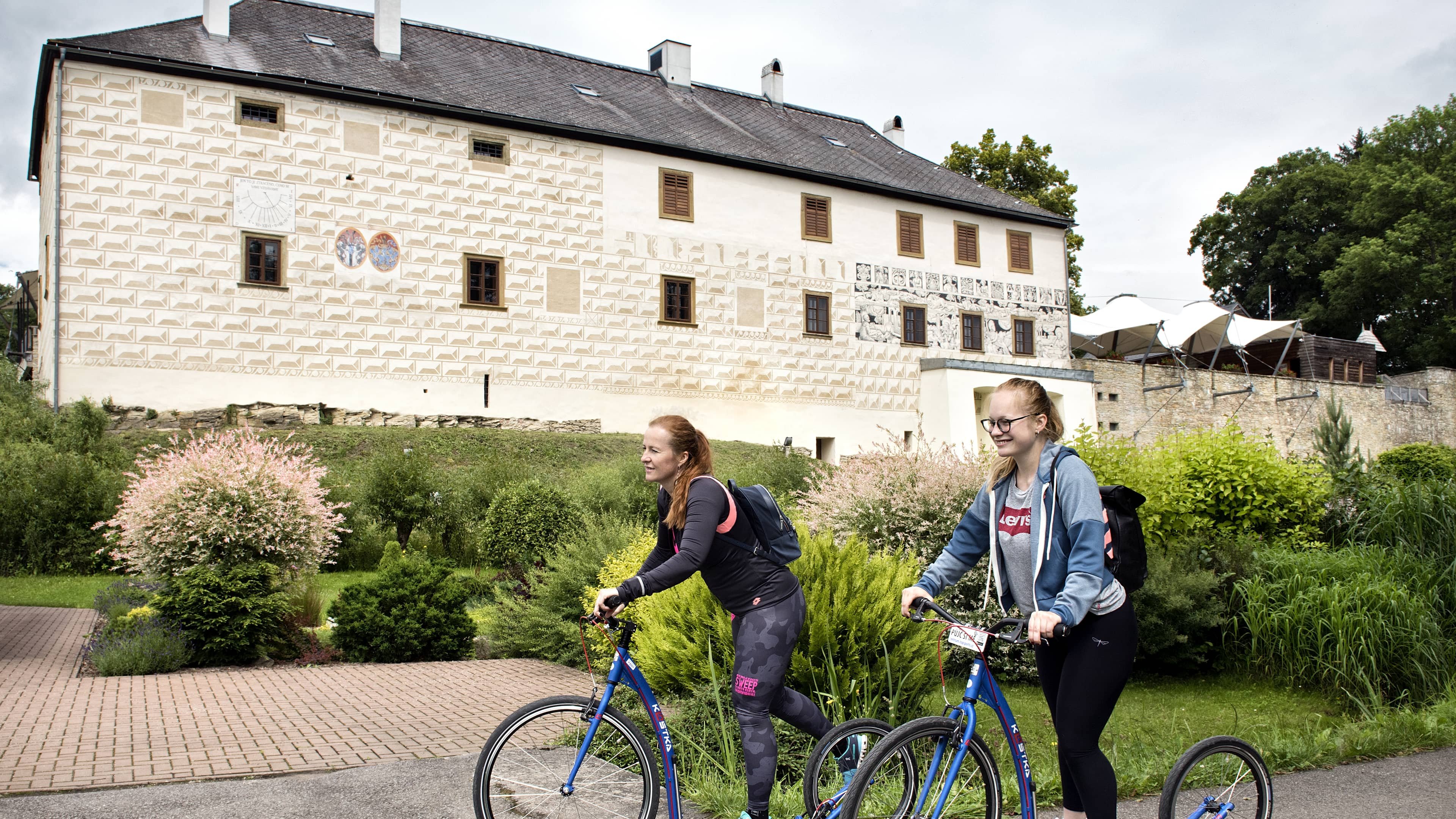 Hosté na koloběžkách u Chateau Orlice