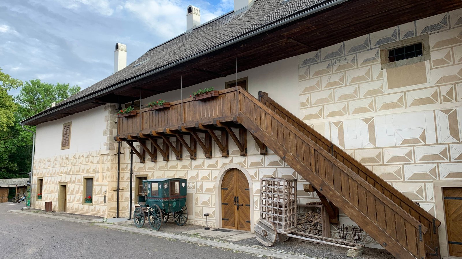 Dvůr Chateau Orlice s historickým kočárem