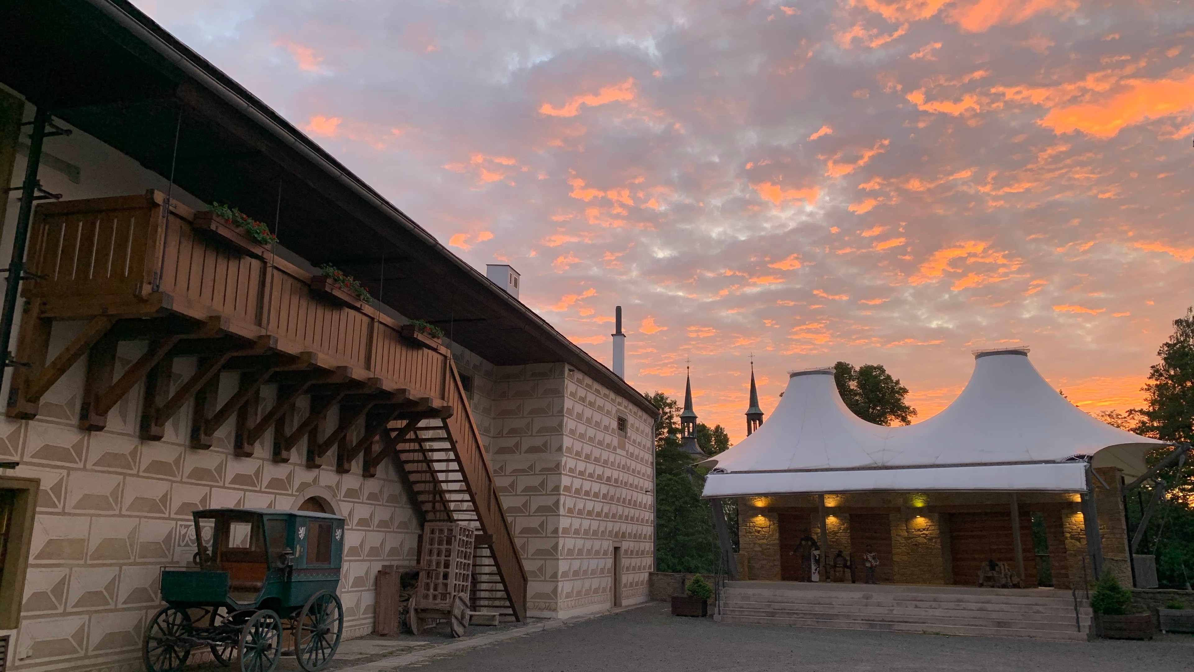 Dvůr Chateau Orlice s historickým kočárem